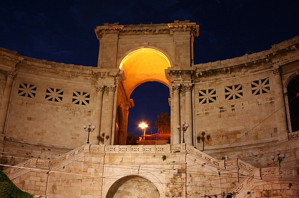 Bastione di Saint Remy by night.jpg